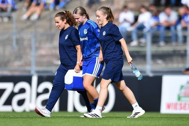 Schalke 04 vs. SGS Essen ** FOR EDITORIAL PURPOSES ONLY ** EDITORIAL USE ONLY ** Women s Soccer, DFB Cup, 1st Round: Schalke 04 vs. SGS Essen on September 27, 2026, at Parkstadion in Gelsenkirchen. Mariella Münster of Schalke 04 (center) has to be carried off the field due to injury. Germany, North Rhine-Westphalia, Gelsenkirchen. Copyright ThorstenxTillmann Copyright: ThorstenxTillmann doc87sbud89gma6znxdqcf ,EDITORIAL USE ONLY Copyright: ThorstenxTillmann