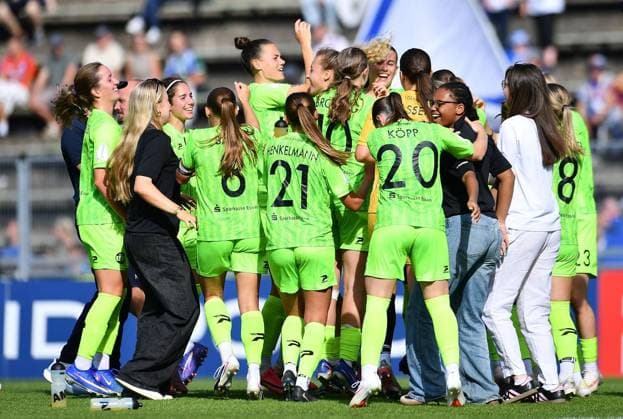 Schalke 04 vs. SGS Essen ** FOR EDITORIAL USE ONLY ** EDITORIAL USE ONLY ** Women s Soccer, DFB Cup, 1st Round: Schalke 04 vs. SGS Essen on September 27, 2026, at the Parkstadion in Gelsenkirchen. The SGS Essen players celebrate their victory. Germany, North Rhine-Westphalia, Gelsenkirchen. Copyright ThorstenxTillmann Copyright: ThorstenxTillmann doc87sbudk8ug7zcz4zdug ,EDITORIAL USE ONLY Copyright: ThorstenxTillmann