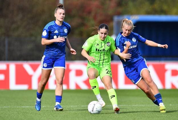 Schalke 04 vs. SGS Essen ** FOR EDITORIAL USE ONLY ** EDITORIAL USE ONLY ** Women’s Soccer, DFB Cup, 1st Round: Schalke 04 vs. SGS Essen on September 27, 2026, at Parkstadion in Gelsenkirchen. Alessandra Vogel (Schalke 04), left: Leonie Köpp (SGS Essen), center: Nele Schmidt (Schalke 04), right: Gelsenkirchen, North Rhine-Westphalia, Germany. Copyright ThorstenxTillmann Copyright: ThorstenxTillmann doc87sbubno6m81ag12srk7 ,EDITORIAL USE ONLY Copyright: ThorstenxTillmann