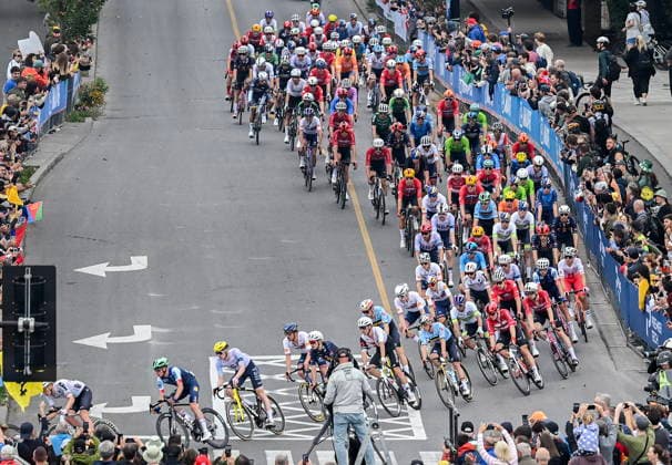 September 27, 2026, Montreal, Pq, CANADA: The peloton chases early leaders during the men s elite road race at the UCI Road World Championships cycling event in Montreal on Sunday, Sept. 27, 2026. Canada News - September 27, 2026  - ZUMAc35_ 20260927_zaf_c35_009 Copyright: xGrahamxHughesx