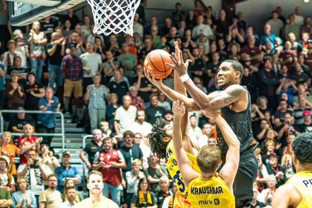 Chemnitz, Germany, September 27, 2026, 1 BBL 2026–2027, Game 3: Chemnitz Niners vs. Phoenix Hagen. Pictured: Nighael Ceaser of the Niners, second from the left, making a dunk. Copyright: xFotostandx xNachtigallx
