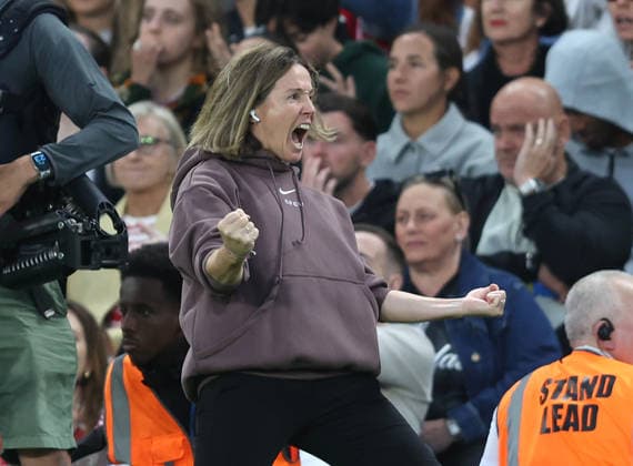 Women’s Super League - Chelsea Women v Arsenal Women LONDON, ENGLAND, SEPTEMBER 27: Sonia Bompastor Manager of Chelsea Women punches the air in delight as she celebrates the 1-0 victory against Arsenal Women during The Women’s Super League match between Chelsea Women v Arsenal Women at Stamford Bridge Stadium, London, England, on September 27. (Photo by Daniel Weir) London Stamford Bridge Stadium England Copyright: xDanielxWeir SportsxPressxPhotox Sportspressphoto_SPR241201