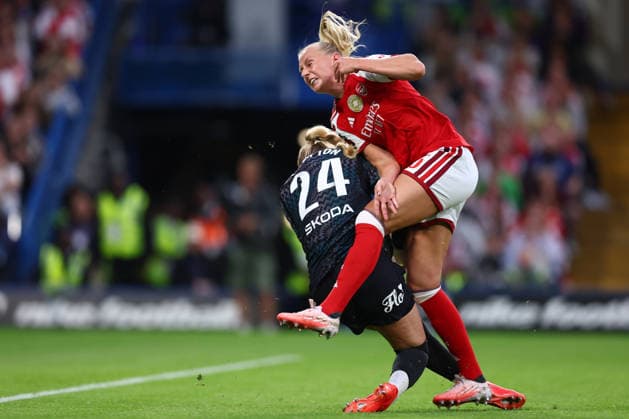 London, England, 27th September 2026. Hannah Hampton of Chelsea and Stina Blackstenius of Arsenal challenge for the ball during the Chelsea Women vs Arsenal Women Barclays Women s Super League match at Stamford Bridge, London. Picture credit should read: Paul Terry Sportimage EDITORIAL USE ONLY. No use with unauthorised audio, video, data, fixture lists, club league logos or live services. Online in-match use limited to 120 images, no video emulation. No use in betting, games or single club league player publications. SPI_032_PT_Chelsea_W_Arsenal_W SPI-5022-0032