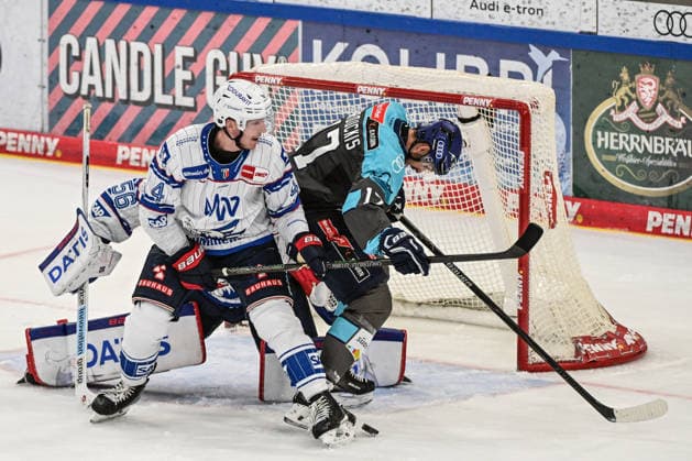 Penny DEL 26 27 Penny DEL Ingolstadt vs. Adler Mannheim Ingolstadt, September 27, 2026—a fierce battle in front of the net involving Maximilian Franzreb of Adler Mannheim (56), Abbott Girduckis of ERC Ingolstadt (17), and Dan Renouf of Adler Mannheim, 4 Ingolstadt, September 27, 2026—Penny DEL, Matchday 4: ERC Ingolstadt vs. Adler Mannheim at the SATURN Arena in Ingolstadt Copyright: xBEAUTIFULxSPORTS Märklx