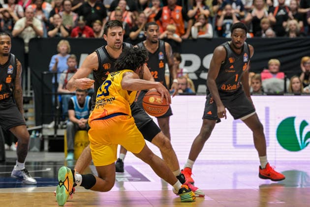 easyCredit Basketball Bundesliga, Matchday 3, Niners Chemnitz vs. Phoenix Hagen, September 27, 2026, starting at 4:30 p.m., Chemnitz, Chemnitz Arena. Pictured: No. 33 Trenton Gibson, 21 Mateo Seric easyCredit Basketball Bundesliga, Matchday 3, Niners Chemnitz vs. Phoenix Hagen, Chemnitz, Saxony, Germany Copyright: xEHLxMedia MichelxKöhlerx 20262709-Niners-Chemnitz-Phoenix-Hagen_115