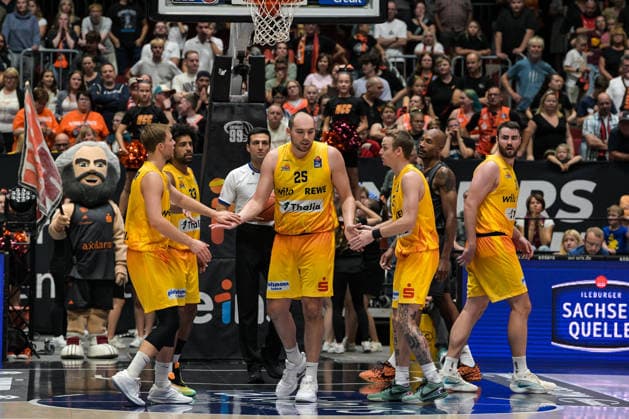 easyCredit Basketball Bundesliga, Matchday 3, Niners Chemnitz vs. Phoenix Hagen, September 27, 2026, starting at 4:30 p.m., Chemnitz, Chemnitz Arena. Pictured: 25 Cameron Krutwig, 21 Tim Uhlemann, 33 Trenton Gibson, No. 04 Bjarne Kraushaar, No. 03 Adam Kunkel easyCredit Basketball Bundesliga, Matchday 3, Niners Chemnitz vs. Phoenix Hagen, Chemnitz, Saxony, Germany Copyright: xEHLxMedia MichelxKöhlerx 20262709-Niners-Chemnitz-Phoenix-Hagen_130