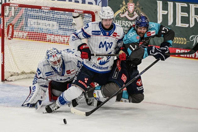 Penny DEL 26 27 Penny DEL Ingolstadt vs. Adler Mannheim Ingolstadt, September 27, 2026 Danger in front of the net by Jérémie Poirier, Adler Mannheim, 54 Abbott Girduckis of ERC Ingolstadt, No. 17, tries to reach the puck Ingolstadt, September 27, 2026 Penny DEL Matchday 4, ERC Ingolstadt vs. Adler Mannheim at SATURN Arena, Ingolstadt Copyright: xBEAUTIFULxSPORTS Märklx