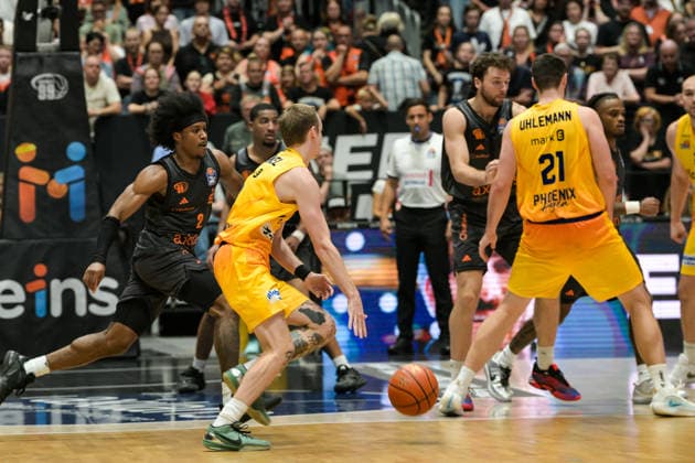 easyCredit Basketball Bundesliga, Matchday 3, Niners Chemnitz vs. Phoenix Hagen, September 27,2026, starting at 4:30 p.m., Chemnitz, Chemnitz Arena. In the photo: 02 Stefan Smith, 21 Tim Uhlemann. easyCredit Basketball Bundesliga, Matchday 3, Niners Chemnitz vs. Phoenix Hagen, Chemnitz, Saxony, Germany Copyright: xEHLxMedia MichelxKöhlerx 20262709-Niners-Chemnitz-Phoenix-Hagen_133