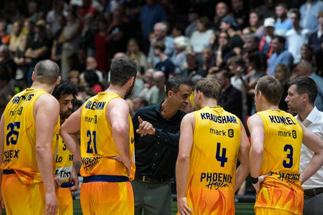 easyCredit Basketball Bundesliga, Matchday 3, Niners Chemnitz vs. Phoenix Hagen, September 27, 2026, starting at 4:30 p.m., Chemnitz, Chemnitz Arena. Pictured: Phoenix Hagen, Head Coach Chris Harris, Cameron Krutwig (25), Tim Uhlemann (21), No. 04 Bjarne Kraushaar, No. 03 Adam Kunkel easyCredit Basketball Bundesliga, Matchday 3, Niners Chemnitz vs. Phoenix Hagen, Chemnitz, Saxony, Germany Copyright: xEHLxMedia MichelxKöhlerx 20262709-Niners-Chemnitz-Phoenix-Hagen_137