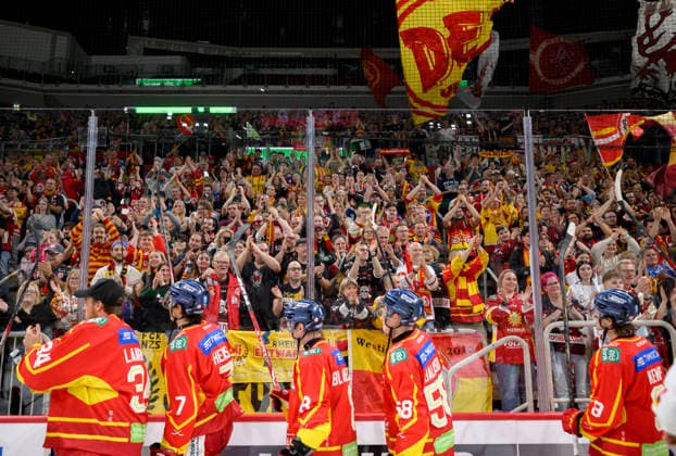 DEG s victory celebration; players celebrating with fans; victory lap; DEL2 ice hockey; Düsseldorfer EG DEG vs. ECDC Memmingen Indians MM, on September 27, 2026, in Düsseldorf, Germany, at the PSD Bank Dome