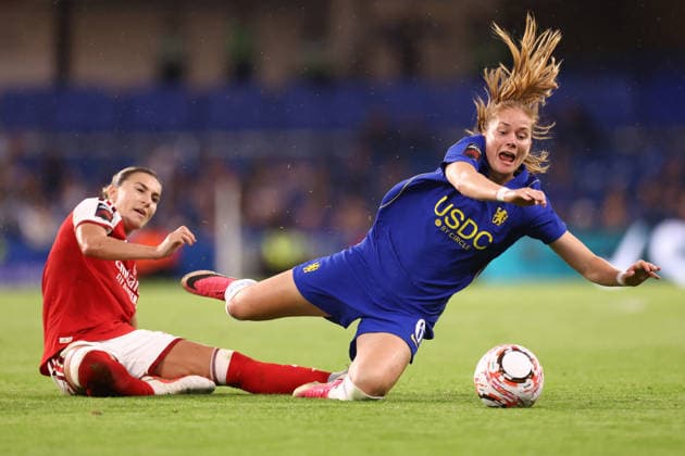 Chelsea gegen Arsenal Women, 27. September 2026, London, Women’s Super League: Chelsea gegen Arsenal. Sjoeke Nusken von Chelsea wird von Steph Catley von Arsenal gestoppt. Foto: Jacques Feeney, Offside, London, Großbritannien  Copyright: xJacquesxFeeneyx xOffsidexOffside