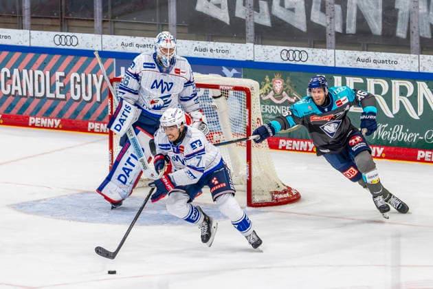Ingolstadt, Germany, September 27, 2026—PENNY DEL 2026–2027, Game 4: ERC Ingolstadt vs. Adler Mannheim. Pictured, from left, in a one-on-one battle: Goaltender Maximilian Franzreb (MERC), John Gilmour (MERC) and Daniel Pietta (ERCI) at Saturn Arena, Bavaria Copyright: xFotostandx xSchäferx