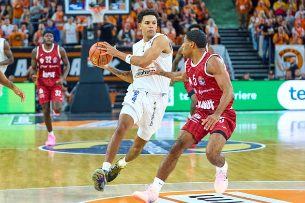 Charles Thompson, Würzburg Baskets, 32; Michael Rataj, Ratiopharm Ulm, 12; Kenny Dye, Würzburg Baskets, 05; GER, Ratiopharm Ulm vs. Würzburg Baskets, Basketball, 1st Bundesliga, Matchday 3, 2026–2027 Season, September 27, 2026 GER, Ratiopharm Ulm vs. Würzburg Baskets, Basketball, 1st Bundesliga, Matchday 3, 2026–2027 Season, September 27, 2026, Neu Ulm Copyright: xEibner-Pressefoto GeraldxOelze-dexStoppanyx EP_ODS