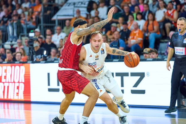 Max Jones, Würzburg Baskets, 02; Devin Schmidt, Ratiopharm Ulm, 08 GER; Ratiopharm Ulm vs. Würzburg Baskets, Basketball, 1st Bundesliga, Matchday 3, 2026–2027 Season, September 27, 2026 GER, Ratiopharm Ulm vs. Würzburg Baskets, Basketball, 1st Bundesliga, Matchday 3, 2026–2027 Season, September 27, 2026 Neu Ulm Copyright: xEibner-Pressefoto GeraldxOelze-dexStoppanyx EP_ODS