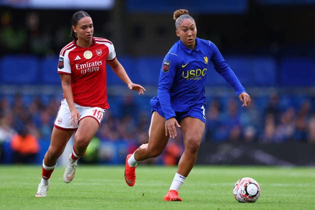 London, England, 27th September 2026. Lisa Baum of Arsenal and Lauren James of Chelsea challenge for the ball during the Chelsea Women vs Arsenal Women Barclays Women s Super League match at Stamford Bridge, London. Picture credit should read: Paul Terry Sportimage EDITORIAL USE ONLY. No use with unauthorised audio, video, data, fixture lists, club league logos or live services. Online in-match use limited to 120 images, no video emulation. No use in betting, games or single club league player publications. SPI_034_PT_Chelsea_W_Arsenal_W SPI-5022-0034