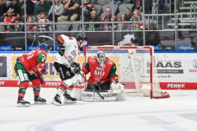 Penny DEL Augsburger Panther Kölner Haie, September 27, 2026 AUGSBURG, GERMANY September 27 Gregor MACLEOD of the Kölner Haie (No. 89) is stopped by Peyton JONES of the Augsburger Panther (No. 41) during this play in the Penny DEL game between the Augsburger Panther and the Kölner Haie on Matchday 4 at Curt Frenzel Stadium Copyright: xBEAUTIFULxSPORTS Goldbergx