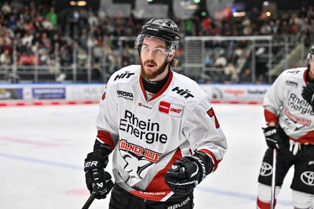 Penny DEL: Augsburger Panther vs. Kölner Haie, September 27, 2026, AUGSBURG, GERMANY September 27: The visiting fans cheer after Ryan MACINNIS (No. 77, Kölner Haie) scores to make it 3–5 during the Penny DEL match between the Augsburger Panther and the Kölner Haie on Matchday 4 at Curt Frenzel Stadium Copyright: xBEAUTIFULxSPORTS Goldbergx