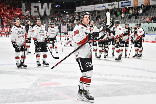 Penny DEL: Augsburger Panther vs. Kölner Haie, September 27, 2026, AUGSBURG, GERMANY September 27: The Haie players celebrate their victory in Augsburg with the fans after the Penny DEL match between the Augsburger Panther and the Kölner Haie on Matchday 4 at Curt Frenzel Stadium. Gregor MACLEOD, Kölner Haie 89 Copyright: xBEAUTIFULxSPORTS Goldbergx