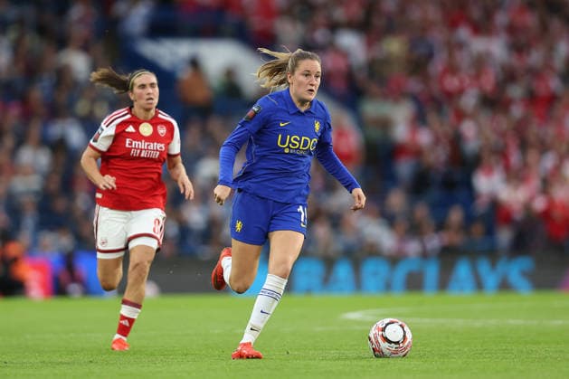RECORD DATE NOT STATED 27th September 2026; Stamford Bridge, London, England; Womens Super League Football, Chelsea versus Arsenal; Wieke Kaptein of Chelsea with the ball, followed by Mariona Caldentey of Arsenal KatiexChan