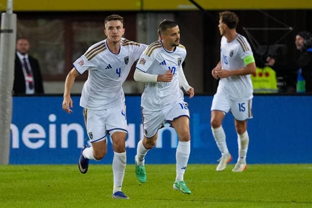 SOCCER - NL, AUT vs KOS VIENNA,AUSTRIA,27.SEP.26 - SOCCER - UEFA Nations League, OEFB international match, Länderspiel, Nationalmannschaft Austria vs Kosovo. Image shows the rejoicing of Ilir Krasniqi and Edon Zhegrova (KOS).  GEPAxpictures xKevinxKada