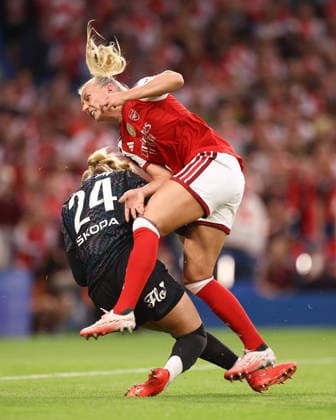 Chelsea gegen Arsenal Women, 27. September 2026, London Women’s Super League: Chelsea gegen Arsenal. Stina Blackstenius von Arsenal im Zweikampf mit Chelsea-Torhüterin Hannah Hampton. Foto: Jacques Feeney, Offside, London, Großbritannien  Copyright: xJacquesxFeeneyx xOffsidexOffside