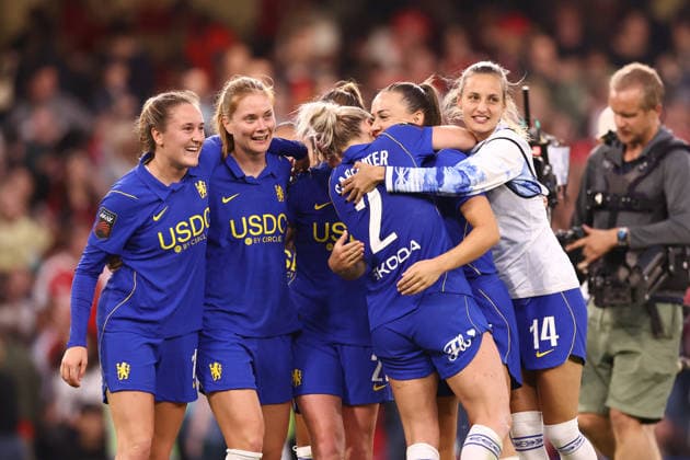 Chelsea gegen Arsenal Women, 27. September 2026, London, Women’s Super League: Chelsea gegen Arsenal. Katie McCabe von Chelsea umarmt Ellie Carpenter von Chelsea. Foto: Jacques Feeney, Offside, London, Großbritannien  Copyright: xJacquesxFeeneyx xOffsidexOffside