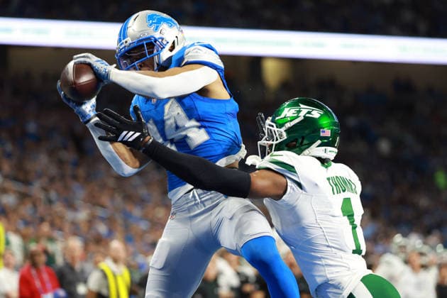 New York Jets vs Detroit Lions DETROIT,MICHIGAN-SEPTEMBER 27: Wide receiver Amon-Ra St. Brown 14 of the Detroit Lions catches a pass for a touchdown while guarded by cornerback Azareye h Thomas 1 of the New York Jets during the first half of an NFL, American Football Herren, USA football game between the New York Jets and the Detroit Lions in Detroit, Michigan USA, on Sunday, September 27, 2026 Detroit Michigan United States  Copyright: xJorgexLemusx originalFilename:lemus-newyorkj260927_npIKT.jpg