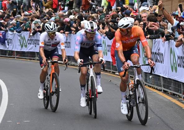 UCI 2026 Road World Championship, WM, Weltmeisterschaft Montreal 27 09 2026 MONTREAL, CANADA - SEPTEMBER 27 : Van Der Poel Mathieu (NED), Simmons Quinn (USA), Onley Oscar (GBR) during the Men Elite cycling road race of the 2026 UCI Road World Championships 93th edition an UCI World Championships cycling race of 273.4 km with start in Montreal and finish in Montreal on September 27, 2026 in Montreal, Canada, 27 09 2026 Montreal Canada  Copyright: xZacxWilliamsx