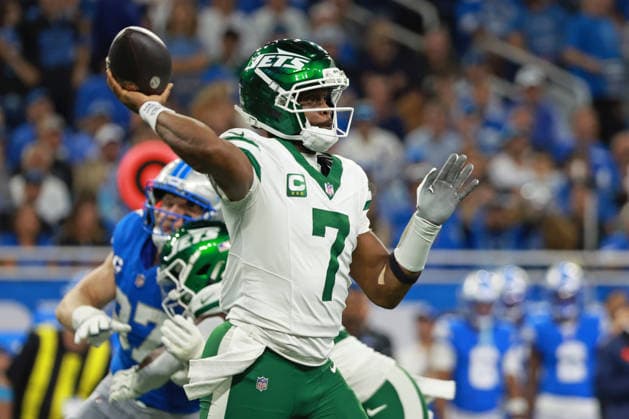 New York Jets vs Detroit Lions DETROIT,MICHIGAN-SEPTEMBER 27: Quarterback Geno Smith 7 of the New York Jets throws a pass during the first half of an NFL, American Football Herren, USA football game between the New York Jets and the Detroit Lions in Detroit, Michigan USA, on Sunday, September 27, 2026 Detroit Michigan United States  Copyright: xJorgexLemusx originalFilename:lemus-newyorkj260927_npT0G.jpg
