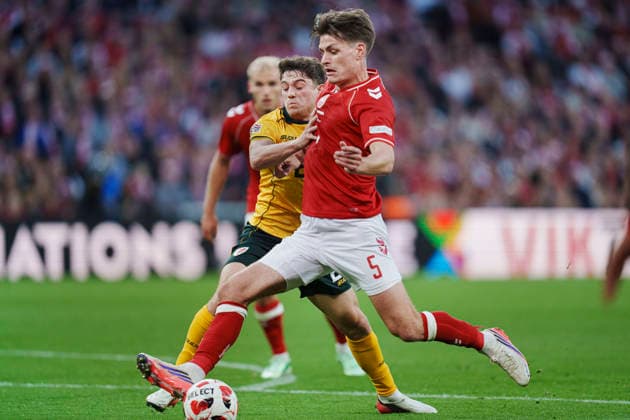 Nations League: Denmark vs. Wales—Denmark s Joakim Maehle and Wales Daniel James during the Nations League match between Denmark and Wales at Parken on Sunday, September 27, 2026. Photo by Liselotte Sabroe, Ritzau Scanpix, Copenhagen, Denmark  Copyright: Ritzau Scanpix LiselottexSabroex spdk20260927-203025-L