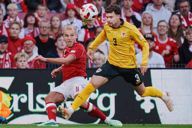 Nations League: Denmark vs. Wales—Denmark s Gustav Isaksen and Wales Neco Williams during the Nations League match between Denmark and Wales at Parken on Sunday, September 27, 2026. Photo by Liselotte Sabroe, Ritzau Scanpix, Copenhagen, Denmark  Copyright: Ritzau Scanpix LiselottexSabroex spdk20260927-203231-L