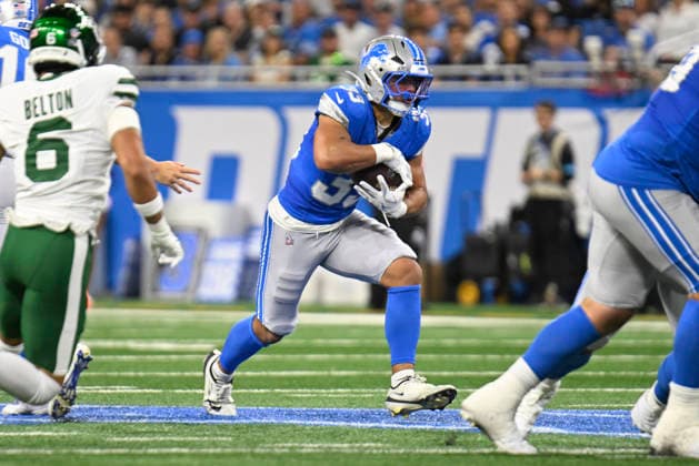 Sep 27, 2026; Detroit, MI, USA; Detroit Lions running back Sione Vaki (33) runs up the middle at Ford Field. Mandatory Credit: -Cal Media NFL, American Football Herren, USA 2026: Jets Vs Lions SEP 27  - ZUMAc04_ 20260927_zma_c04_010 Copyright: xAllanxDranbergx