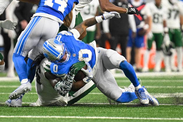 Sep 27, 2026; Detroit, MI, USA; Detroit Lions running back Jahmyr Gibbs (0) brought down by New York Jets linebacker Demario Davis (56) at Ford Field. Mandatory Credit: -Cal Media NFL, American Football Herren, USA 2026: Jets Vs Lions SEP 27  - ZUMAc04_ 20260927_zma_c04_017 Copyright: xAllanxDranbergx