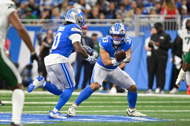 Sep 27, 2026; Detroit, MI, USA; Detroit Lions running back Sione Vaki (33) hands off to Detroit Lions running back Jahmyr Gibbs (0) in a trick play in the first quarter at Ford Field. Mandatory Credit: -Cal Media NFL, American Football Herren, USA 2026: Jets Vs Lions SEP 27  - ZUMAc04_ 20260927_zma_c04_020 Copyright: xAllanxDranbergx