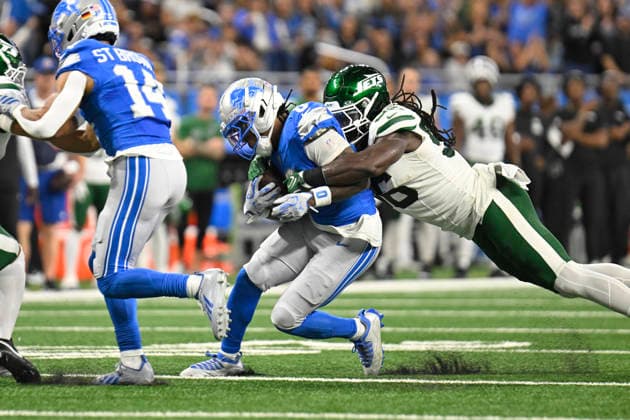 Sep 27, 2026; Detroit, MI, USA; Detroit Lions running back Jahmyr Gibbs (0) gets wrapped up by New York Jets linebacker Demario Davis (56) at Ford Field. Mandatory Credit: -Cal Media NFL, American Football Herren, USA 2026: Jets Vs Lions SEP 27  - ZUMAc04_ 20260927_zma_c04_021 Copyright: xAllanxDranbergx