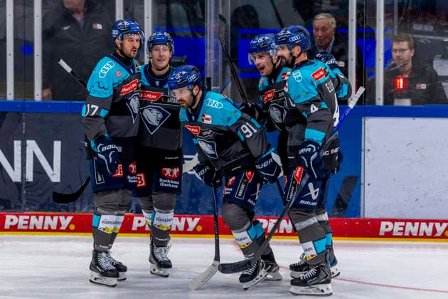 Ingolstadt, Germany, September 27, 2026 PENNY DEL 2026–2027, Game 4: ERC Ingolstadt vs. Adler Mannheim. Pictured in the crowd: Goal scorer Riley Sheen of ERC Ingolstadt celebrates with his teammates after scoring the 1–0 goal, Saturn Arena, Bavaria Copyright: xFotostandx xSchäferx