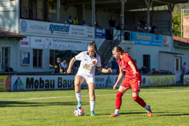 Thuringia Cup Round of 16, Women s Division 1: FFC Saalfeld vs. 1 FFV Erfurt, Saalfeld, September 27, 2026. Tamara Stahl (2) 1 FFV Erfurt vs. Jasmin Knöchel (4) 1 FFC Saalfeld. Thuringia Cup Round of 16, Women s Division 1: FFC Saalfeld vs. 1 FFV Erfurt Main Field, Lok Sports Field, September 27, 2026 Copyright: xBEAUTIFULxSPORTS Duehringx