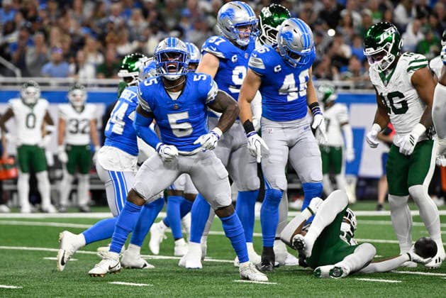 NFL, American Football Herren, USA 2026: Jets Vs Lions SEP 27 Sep 27, 2026; Detroit, MI, USA; Detroit Lions safety Christian Izien (5) celebrates a tackle for a loss at Ford Field. Mandatory Credit: Allan Dranberg-Cal Media (Credit Image: Â Allan Dranberg Cal Sport Media) Detroit Mi USA EDITORIAL USE ONLY Copyright: xx ZUMA-20260927_zma_c04_018.jpg AllanxDranbergx csmphotothree527375