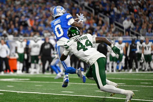 Sep 27, 2026; Detroit, MI, USA; Detroit Lions running back Jahmyr Gibbs (0) catches a pass as New York Jets linebacker Jamien Sherwood (44) trails at Ford Field. Mandatory Credit: -Cal Media Detroit USA - ZUMAc04_ 20260927_zma_c04_026 Copyright: xAllanxDranbergx