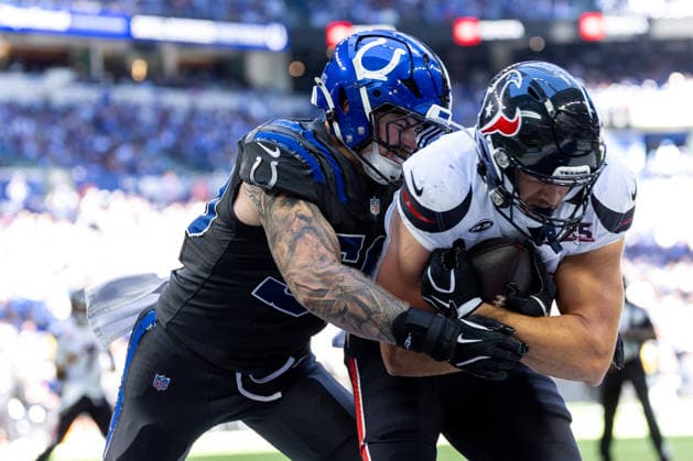 Sep 27, 2026; Indianapolis, IN, USA; Houston Texans tight end Foster Moreau (87) scores a touchdown during NFL, American Football Herren, USA game action against the Indianapolis Colts at Lucas Oil Stadium. Mandatory Credit: -Cal Media NFL 2026: Texans Vs Colts SEP 27  - ZUMAc04_ 20260927_zma_c04_036 Copyright: xJohnxMersitsx