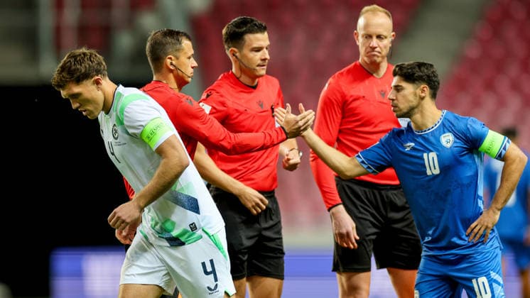 UEFA Nations League Group Stage, Nagyerdei Stadion, Debrecen, Hungary 27 9 2026 Israel vs Republic of Ireland Ireland s Dara O Shea aftering shaking hands with the Referee team ahead of the match Dara O Shea aftering shaking hands with the Referee team ahead of the match 27 9 2026  Copyright: xx RB1_6017