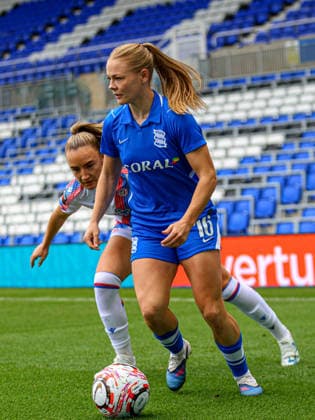 BIRMINGHAM, ENGLAND - September 27: Lily Crosthwaite of Birmingham City on the ball during the Barclays Womens Super League football match between Birmingham City and Crystal Palace at St Andrews @ Knighthead Park on September 27, 2026 in Birmingham, England. (Photo by Natalie Mincher Sports Press Photo SPP) Copyright: xNataliexMincher SPPx Sportspressphoto_SPR241292