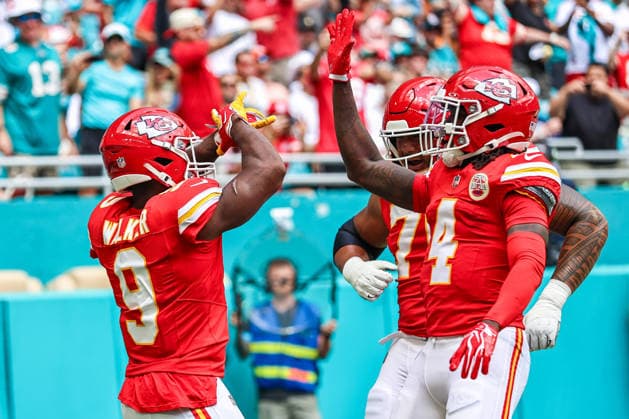 MIAMI GARDENS, FL - SEPTEMBER 27: Kansas City Chiefs running back Kenneth Walker III (9) celebrates a touchdown with Kansas City Chiefs wide receiver Rashee Rice (4) during a NFL, American Football Herren, USA game between the Kansas City Chiefs and the Miami Dolphins, on Sunday September 27, 2026, at Hard Rock Stadium in Miami Gardens, FL.(Photo by Chris Arjoon Icon Sportswire). NFL: SEP 27 Chiefs at Dolphins EDITORIAL USE ONLY Icon2609270000005