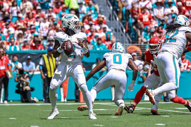 MIAMI GARDENS, FL - SEPTEMBER 27: Miami Dolphins quarterback Malik Willis (2) prepares to throw a pass during a NFL, American Football Herren, USA game between the Kansas City Chiefs and the Miami Dolphins, on Sunday September 27, 2026, at Hard Rock Stadium in Miami Gardens, FL.(Photo by Chris Arjoon Icon Sportswire). NFL: SEP 27 Chiefs at Dolphins EDITORIAL USE ONLY Icon2609270000007