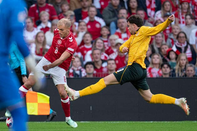 Nations League: Denmark vs. Wales—Denmark s Gustav Isaksen and Wales Neco Williams during the Nations League match between Denmark and Wales at Parken, Sunday, September 27, 2026. Photo by Liselotte Sabroe, Ritzau Scanpix, Copenhagen, Denmark  Copyright: Ritzau Scanpix LiselottexSabroex spdk20260927-204332-L