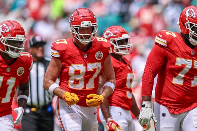 MIAMI GARDENS, FL - SEPTEMBER 27: Kansas City Chiefs tight end Travis Kelce (87) looks on during a NFL, American Football Herren, USA game between the Kansas City Chiefs and the Miami Dolphins, on Sunday September 27, 2026, at Hard Rock Stadium in Miami Gardens, FL.(Photo by Chris Arjoon Icon Sportswire). NFL: SEP 27 Chiefs at Dolphins EDITORIAL USE ONLY Icon2609270000016