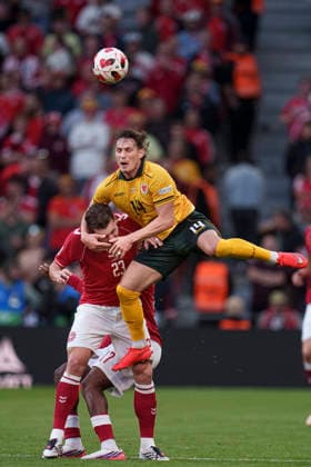 Nations League: Denmark vs. Wales—Denmark s Pierre-Emile Højbjerg and Wales Connor Roberts during the Nations League match between Denmark and Wales at Parken on Sunday, September 27, 2026. Photo by Liselotte Sabroe, Ritzau Scanpix, Copenhagen, Denmark  Copyright: Ritzau Scanpix LiselottexSabroex spdk20260927-205113-L