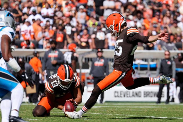 CLEVELAND, OH - SEPTEMBER 27: Cleveland Browns place kicker Andre Szmyt (25) kicks a 48-yard field goal during the second quarter of the National Football League game between the Carolina Panthers and Cleveland Browns on September 27, 2026, at Huntington Bank Field in Cleveland, OH. (Photo by Frank Jansky Icon Sportswire) NFL, American Football Herren, USA SEP 27 Panthers at Browns EDITORIAL USE ONLY Icon260927009