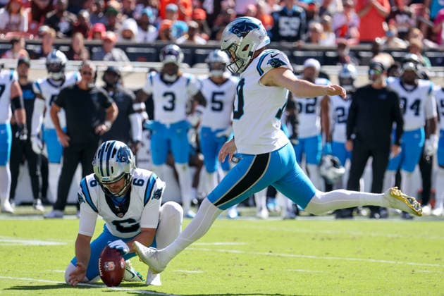 CLEVELAND, OH - SEPTEMBER 27: Carolina Panthers place kicker Ryan Fitzgerald (10) kicks a 35-yard field goal during the second quarter of the National Football League game between the Carolina Panthers and Cleveland Browns on September 27, 2026, at Huntington Bank Field in Cleveland, OH. (Photo by Frank Jansky Icon Sportswire) NFL, American Football Herren, USA SEP 27 Panthers at Browns EDITORIAL USE ONLY Icon260927011