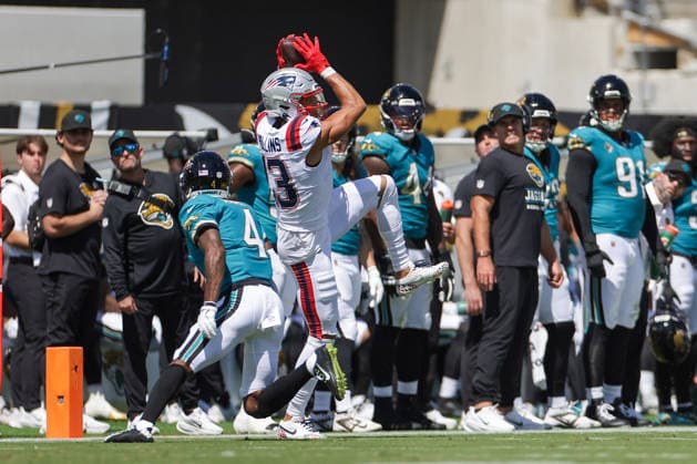 JACKSONVILLE, FL - SEPTEMBER 27: Mack Hollins 13 of the New England Patriots catches a pass during the game between the Jacksonville Jaguars and the New England Patriots on September 27, 2026 at EverBank Stadium in Jacksonville, Fl. (Photo by David Rosenblum Icon Sportswire) NFL, American Football Herren, USA SEP 27 Patriots at Jaguars EDITORIAL USE ONLY Icon260927005682